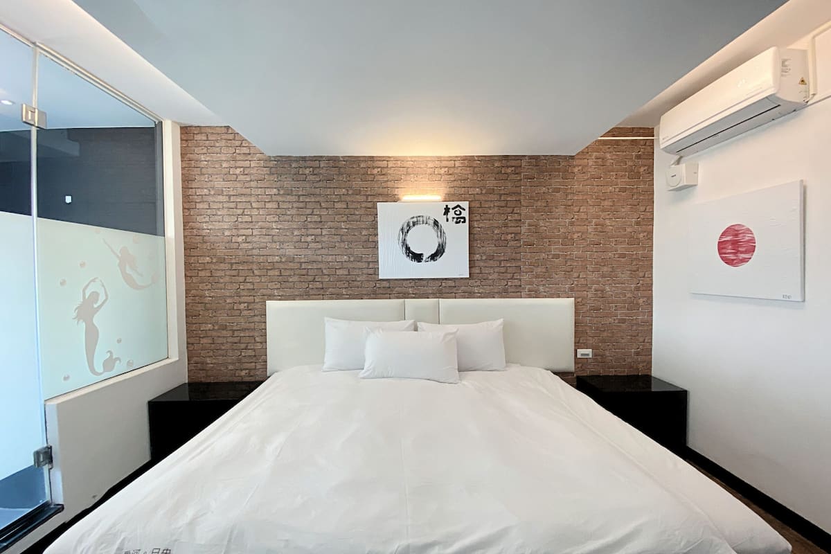 Donzen dekbedden, een gratis minibar, individueel gedecoreerd