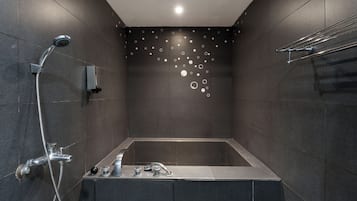 Familienzimmer, Mehrere Betten, Whirlpool | Badezimmer