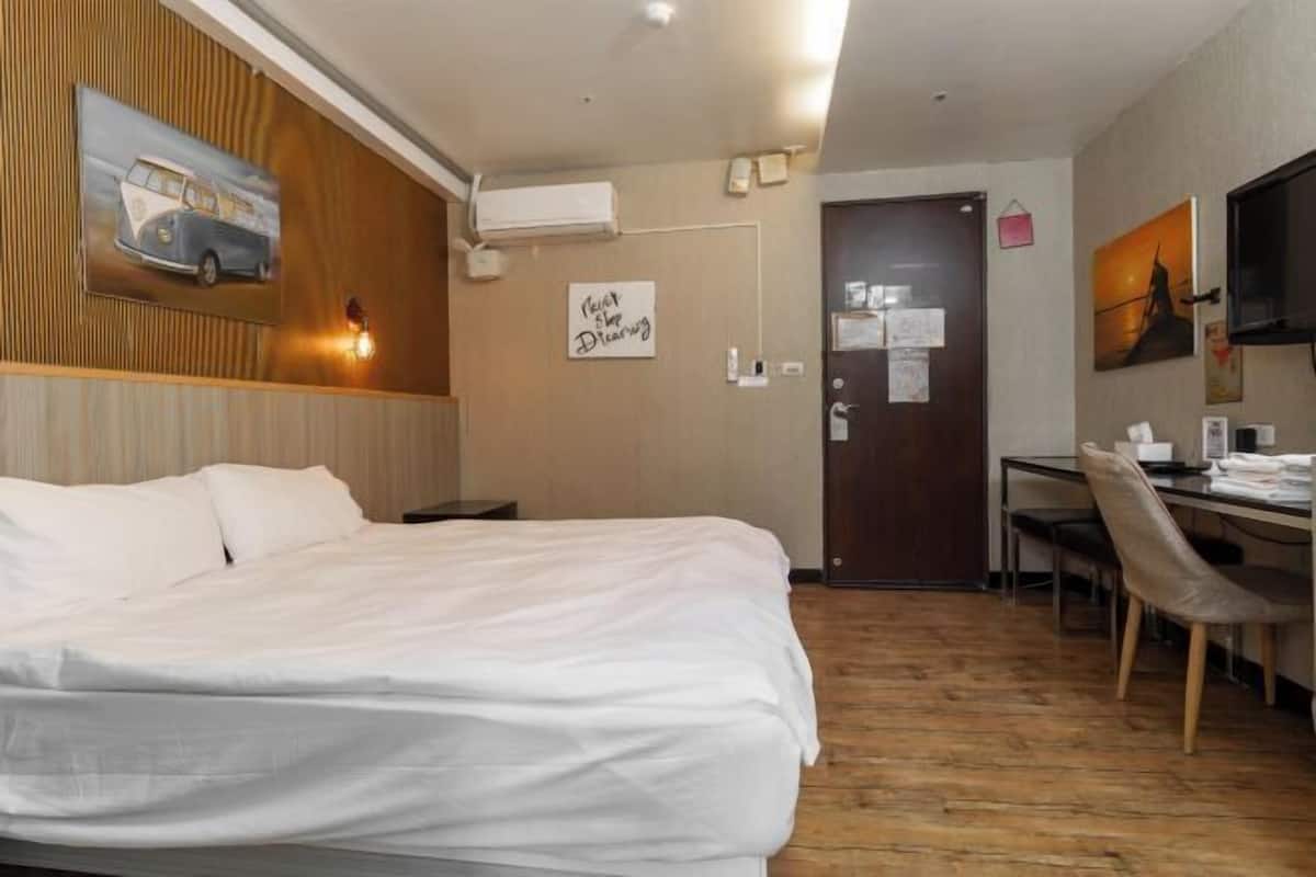 Daunenbettdecken, kostenlose Minibar, Verdunkelungsvorhänge