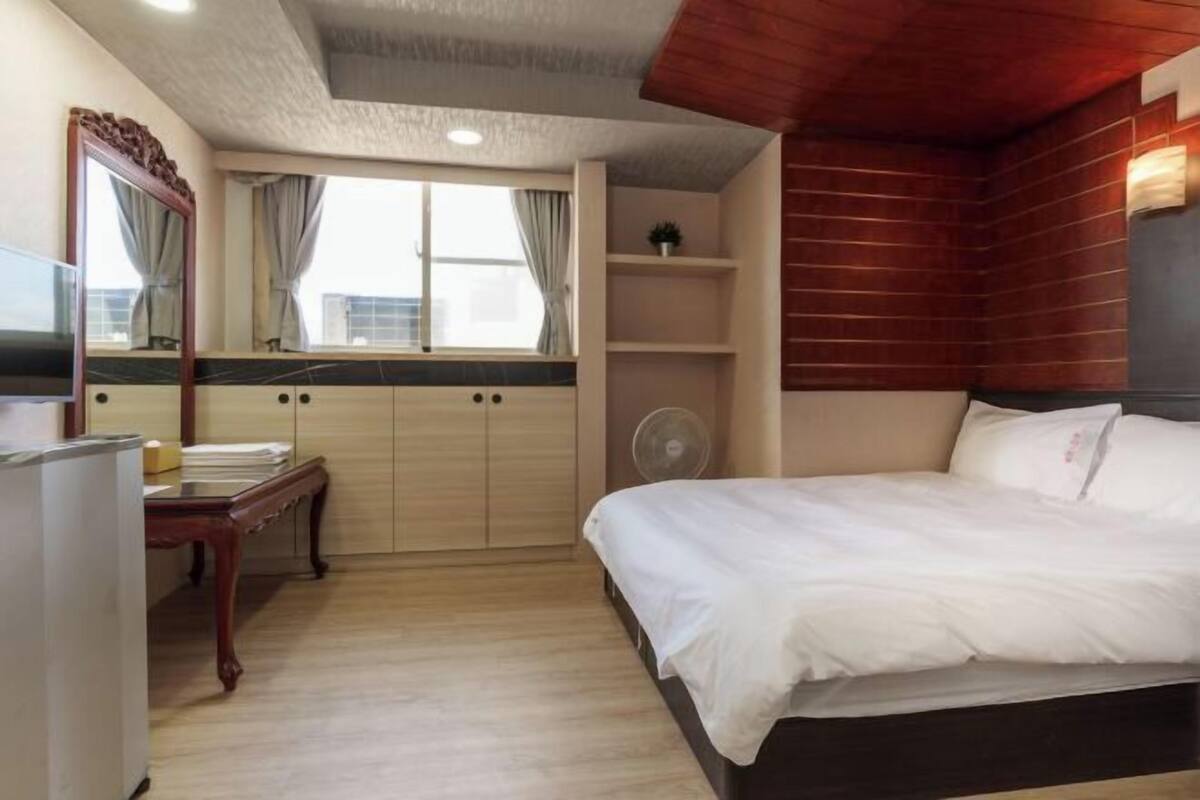 1 habitación, cubrecamas y minibar con artículos gratuitos
