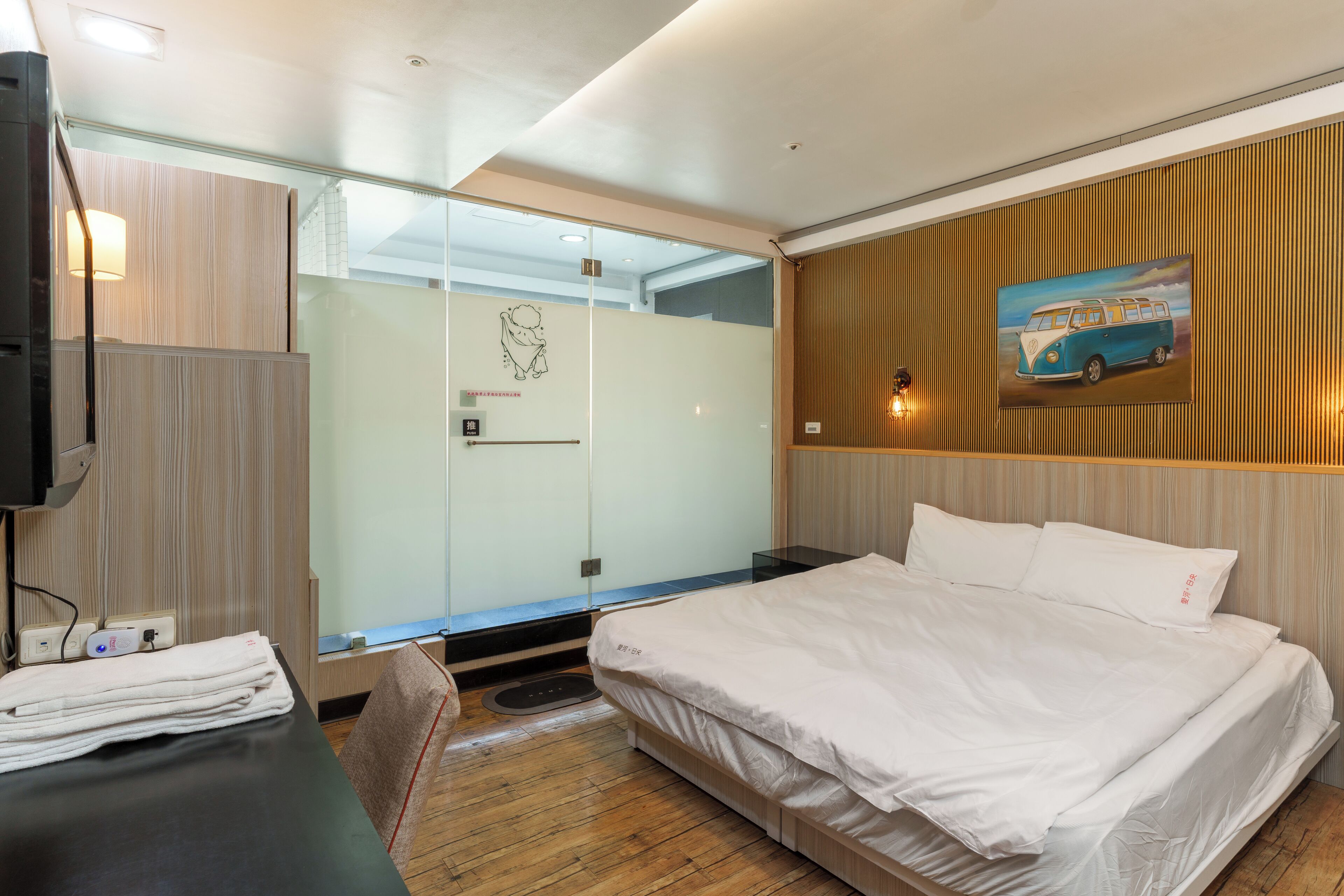 Down duvets, free minibar, individually decorated