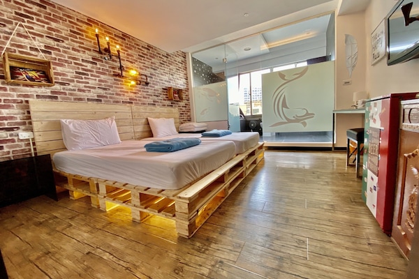 Romantische tweepersoonskamer | Donsdekens, een gratis minibar, individueel gedecoreerd