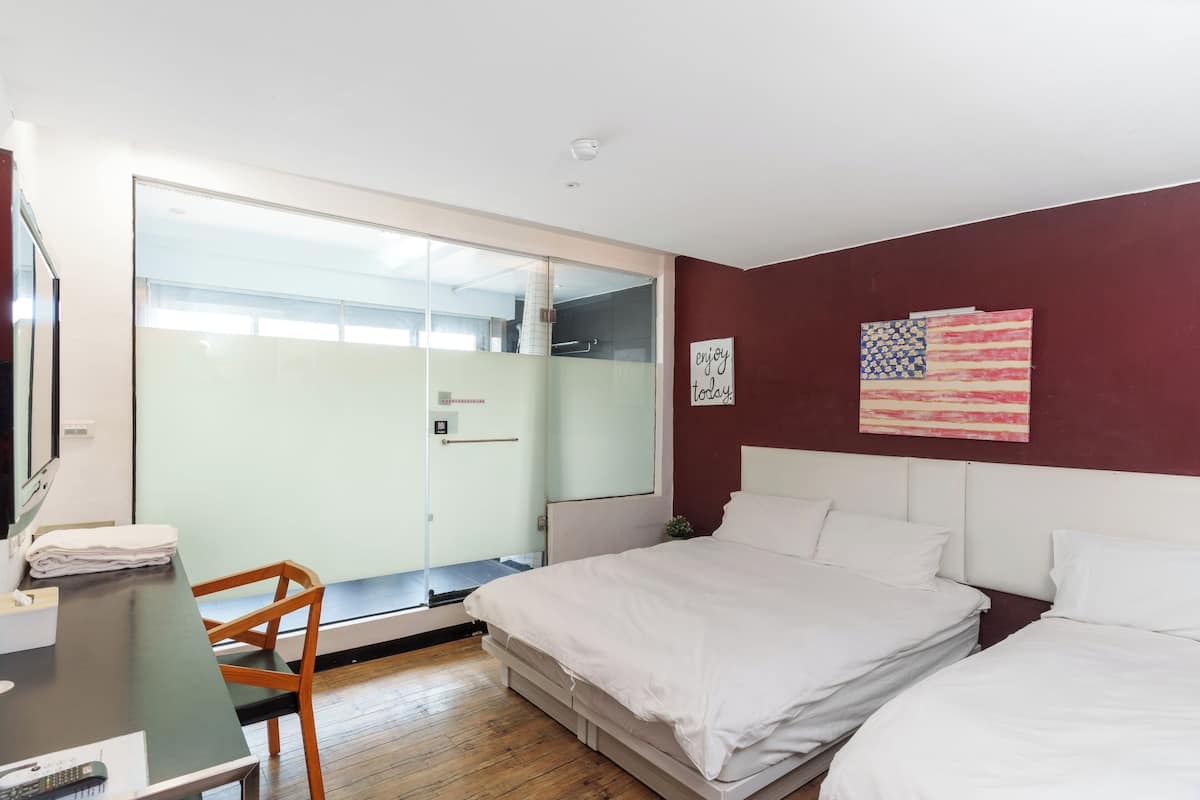 City-Dreibettzimmer | Daunenbettdecken, kostenlose Minibar, Verdunkelungsvorhänge
