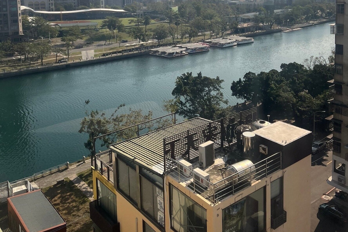 Blick auf eine Stadtlandschaft mit modernen Gebäuden, einer Brücke und einem Fluss.