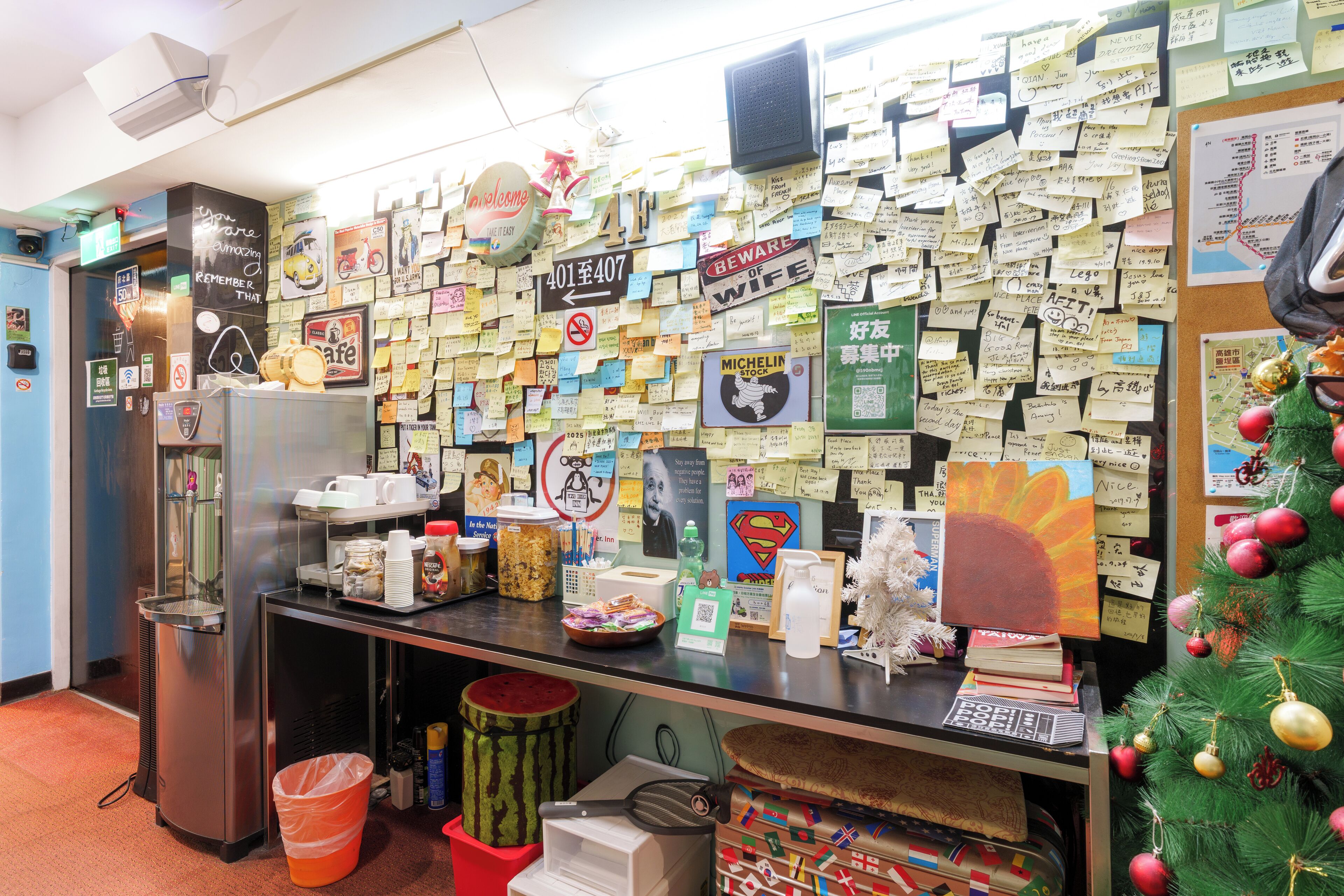 Una encimera con diversos objetos y una pared llena de notas.