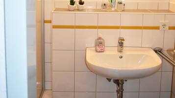 Een douche, een haardroger, handdoeken