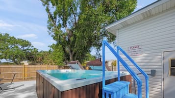 Een verwarmd zwembad