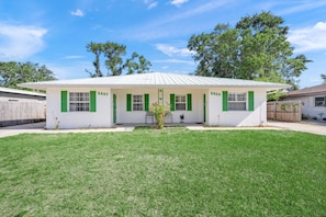 Exterior - Beachy Sarasota Duplex (Sarasota)