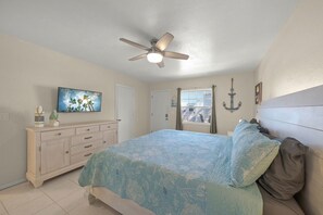 2 bedrooms, desk, iron/ironing board, free WiFi - Beachy Sarasota Duplex (Sarasota)