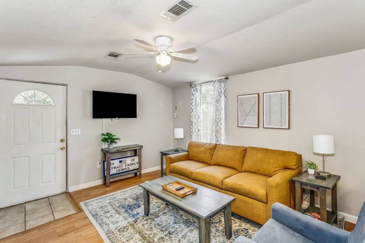 Midtown, Minutes to the Beach! Highlands Unit-D