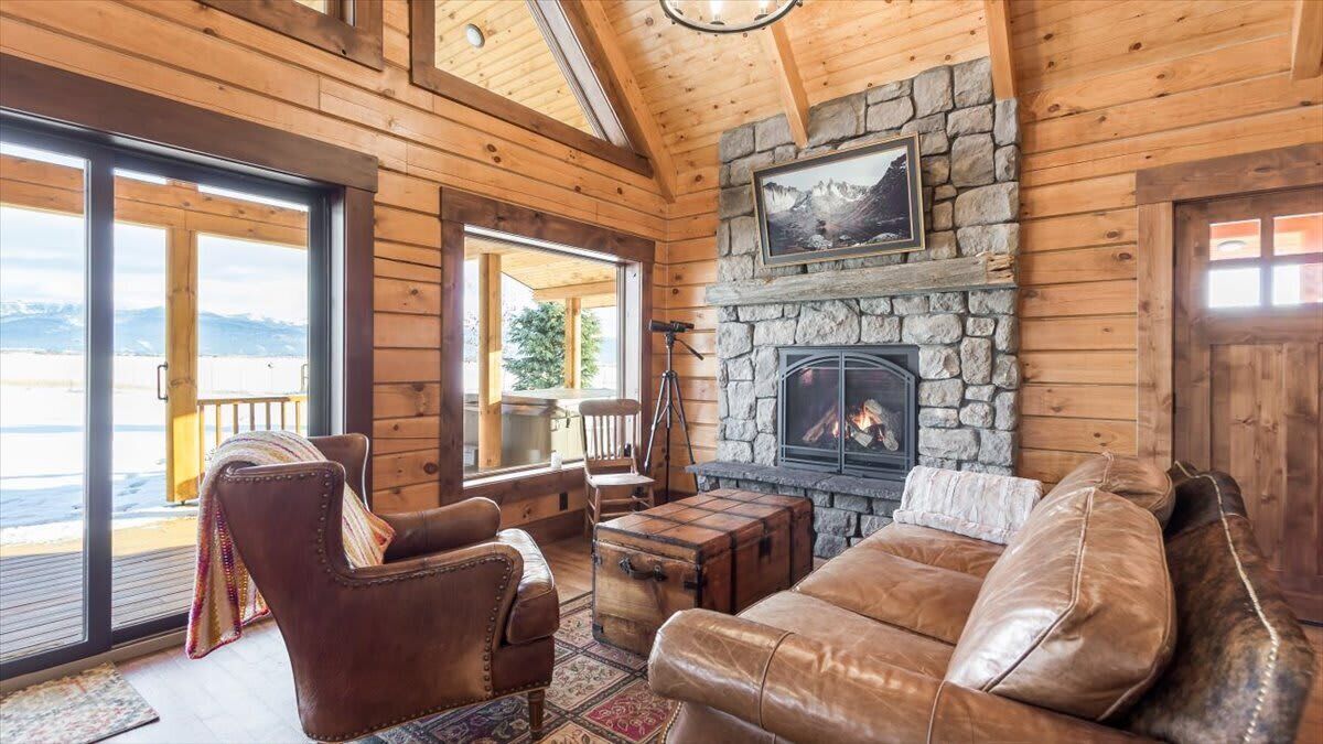 Televisión, chimenea y oficina 