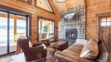 Televisor, llar de foc i oficines