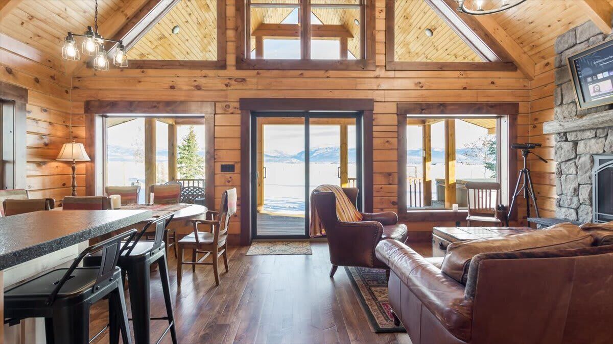 Televisión, chimenea y oficina 