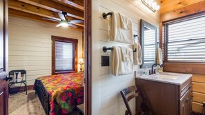 3 Schlafzimmer, Schreibtisch, Bügeleisen/Bügelbrett, Reisekinderbett