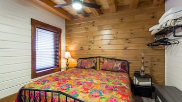 3 habitaciones, escritorio y tabla de planchar con plancha