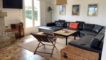 TV connectée, cheminée, jeux vidéo, baby-foot