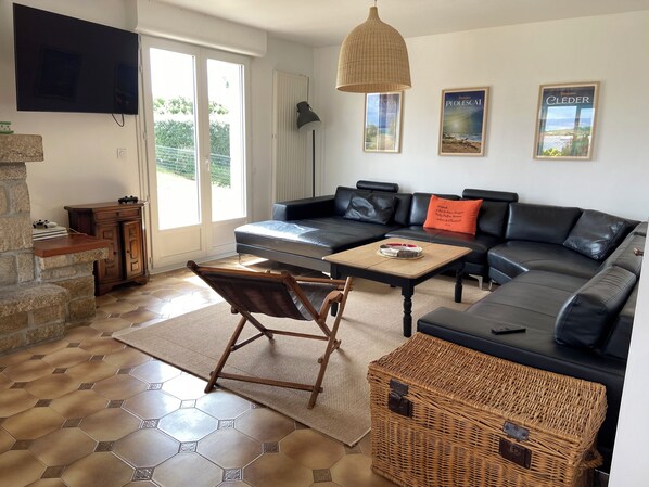 TV connectée, cheminée, jeux vidéo, baby-foot