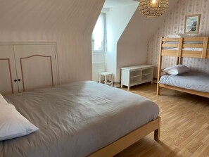 6 bedrooms, desk, iron/ironing board, travel cot - Français (Plouescat)