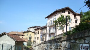 A stone wall with a sign indicating 'Strada Regina'. - Dream view - family apartment with terrace and garden (Lezzeno)