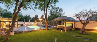 Appartement de vacances avec grand jardin et piscine