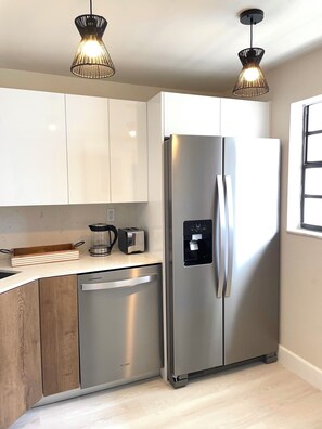 冰箱、微波炉、烤箱、炉灶