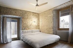 5 bedrooms, in-room safe, iron/ironing board, travel cot