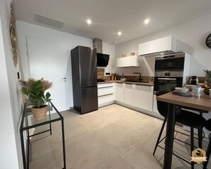 ثلاجة، ميكروويف، فرن، موقد طهي مسطح