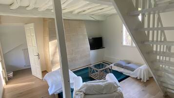 5 bedrooms, iron/ironing board, free WiFi, bed sheets