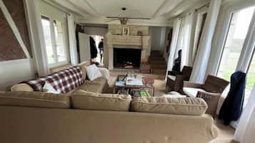 Televisión, chimenea, reproductor de DVD y estéreo