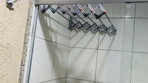 Une salle de bain équipée d’une douche, d’une barre d’appui et d’un porte-serviettes.