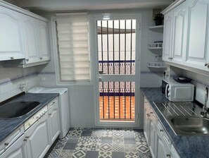 Frigorífico, microondas, placa de cocina y lavavajillas