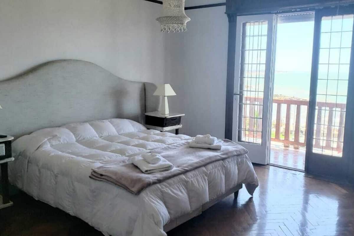 Habitación doble Premium | Ropa de cama de alta calidad, wifi gratis y decoración personalizada 