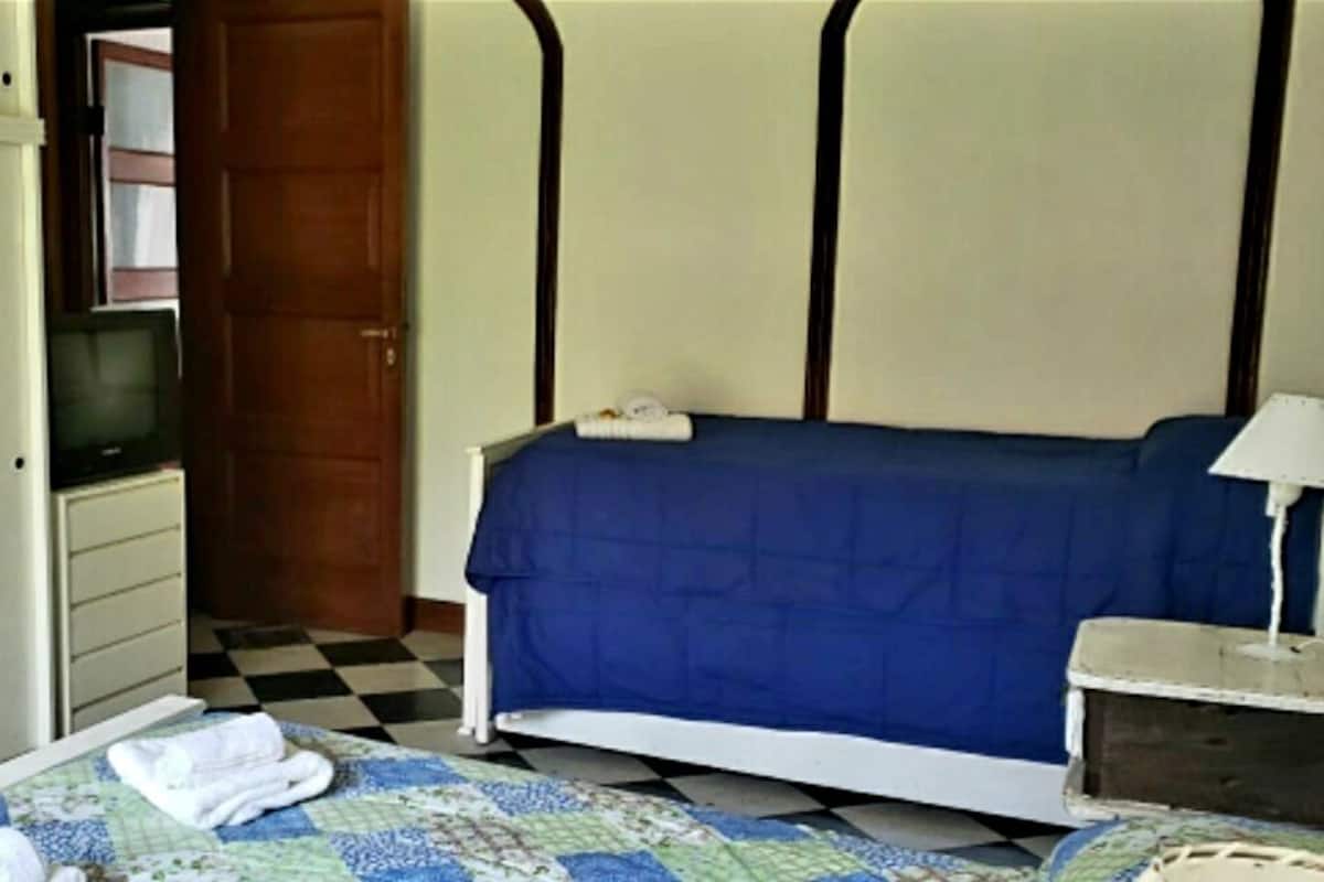 Habitación económica | Ropa de cama de alta calidad, wifi gratis y decoración personalizada 