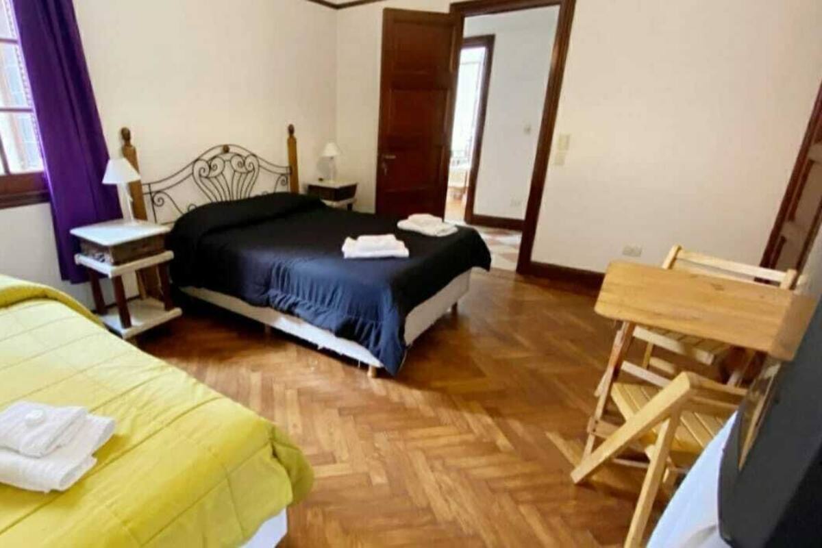 Habitación doble de lujo | Ropa de cama de alta calidad, wifi gratis y decoración personalizada 