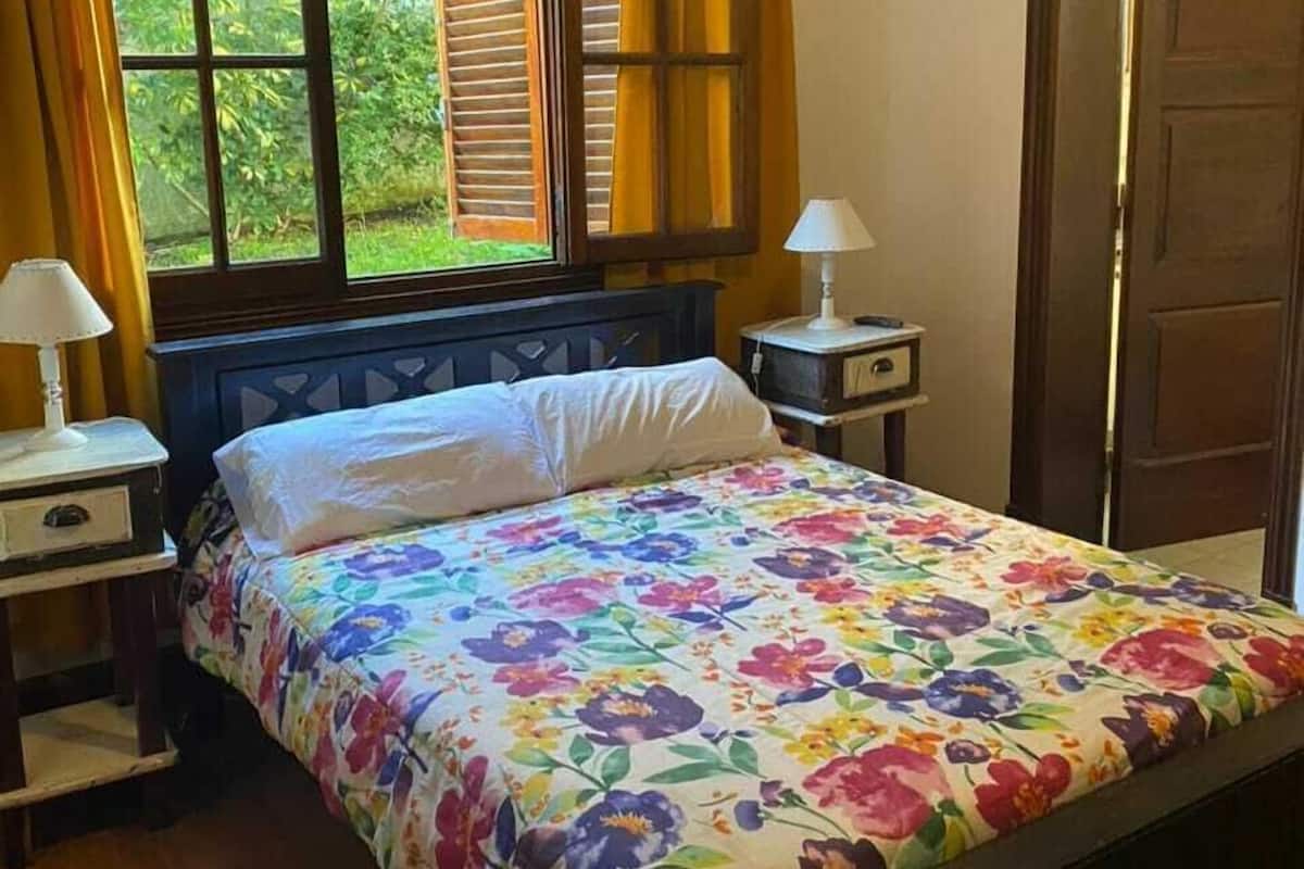Suite económica | Ropa de cama de alta calidad, wifi gratis y decoración personalizada 