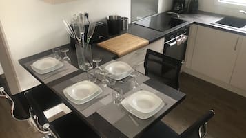 Een koelkast, een microgolfoven, een oven, een kookplaat