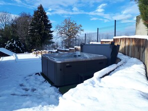 Outdoor spa tub - Adorable gite with lake and mountain views (Féternes)