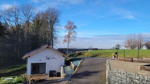 Exterior - Adorable gite with lake and mountain views (Féternes)