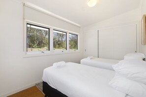 4 bedrooms, iron/ironing board, WiFi, bed sheets