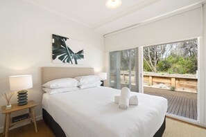 4 bedrooms, iron/ironing board, WiFi, bed sheets