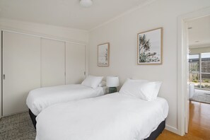 4 bedrooms, iron/ironing board, WiFi, bed sheets