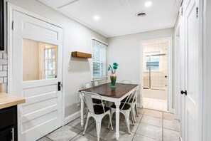 Dining - Stylish, Cute & Homey Livonia Getaway (Livonia)