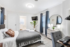 3 bedrooms, desk, iron/ironing board, WiFi - Stylish, Cute & Homey Livonia Getaway (Livonia)