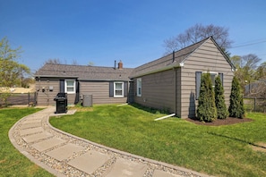 Exterior - Stylish, Cute & Homey Livonia Getaway (Livonia)