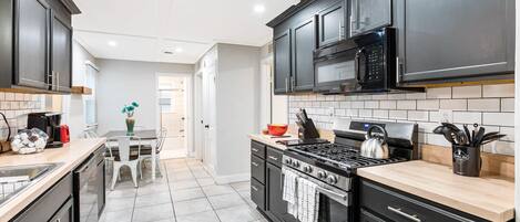 KĂŒhlschrank, Mikrowelle, Ofen, Herdplatte