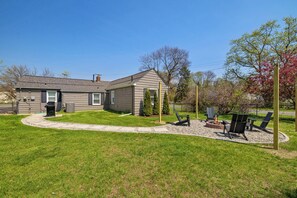 Outdoor dining - Stylish, Cute & Homey Livonia Getaway (Livonia)