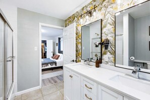 Bañera, secador de pelo y toallas