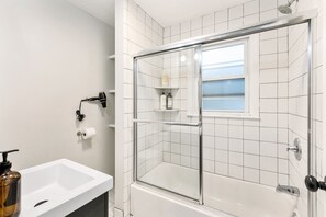 Bathtub, hair dryer, towels - Stylish, Cute & Homey Livonia Getaway (Livonia)