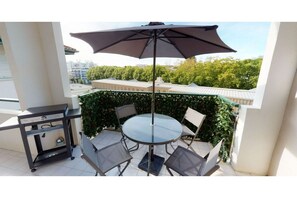 Outdoor dining - Rental Apartment in Biarritz St. Charles, 1 Bedroom, Sleeps 4 (Biarritz)