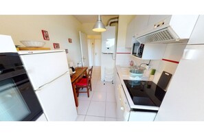 Private kitchen - Rental Apartment in Biarritz St. Charles, 1 Bedroom, Sleeps 4 (Biarritz)